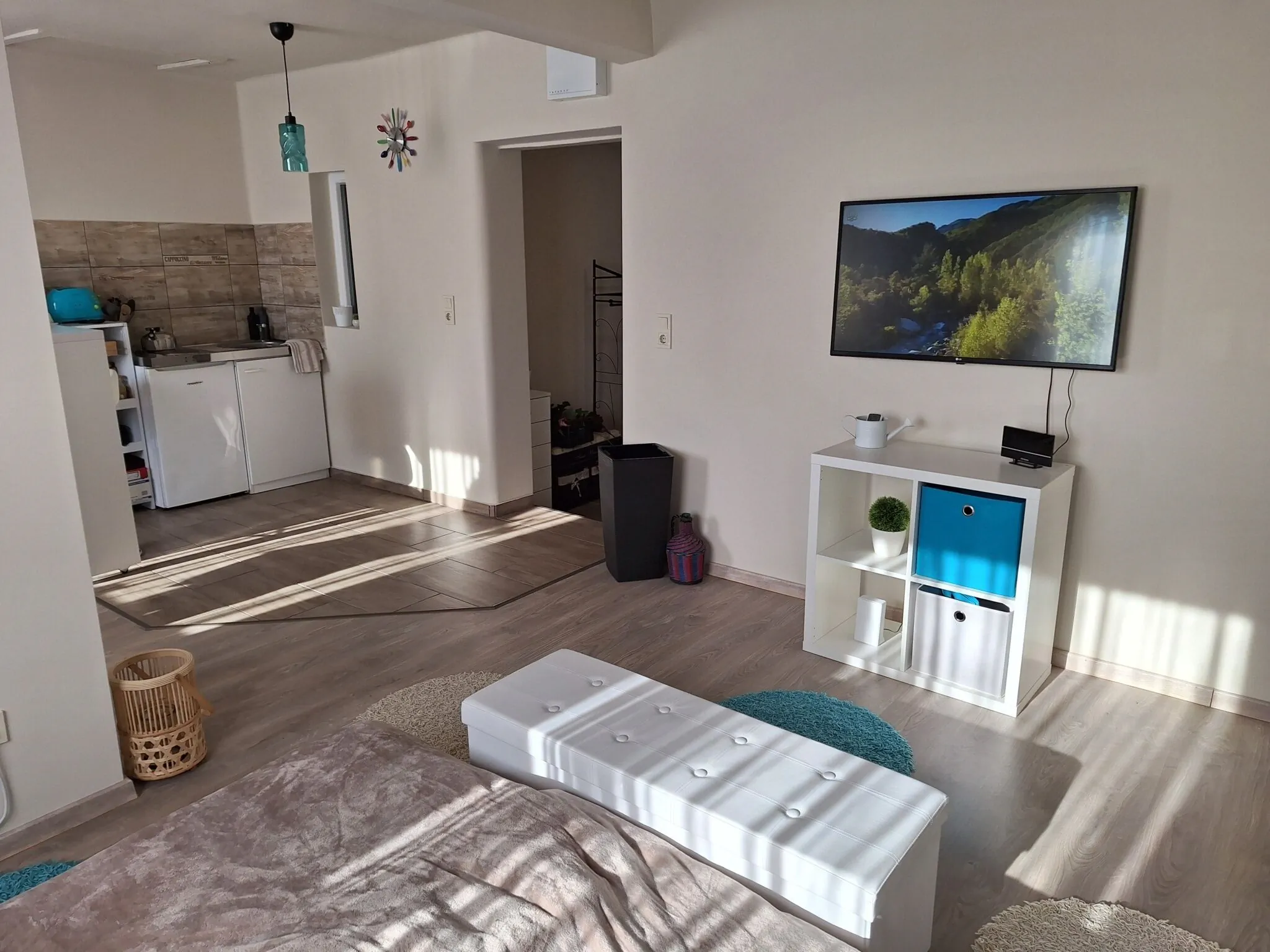 Az apartman belseje a konyhasarok és a TV irányába