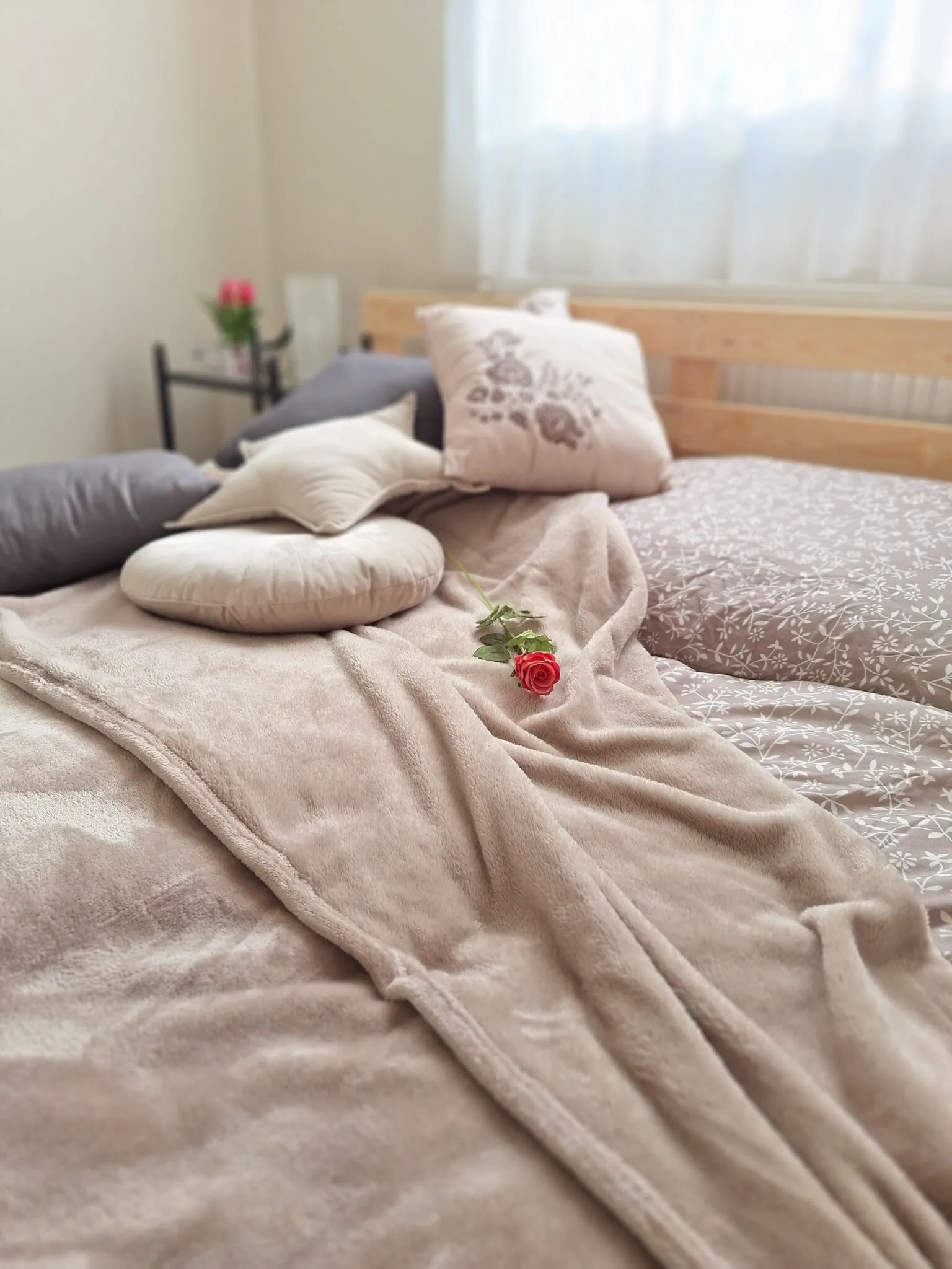 Bevetett franciaágy puha plédekkel és párnákkal